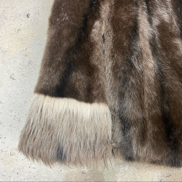 Vintage 60s Regina Glenara faux fur brown greige stole cape one size POCKETS! - Picture 3 of 8